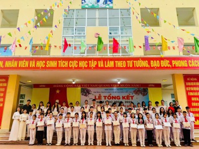 Ảnh trao thưởng cho học sinh đạt thành tích trong năm học 2024-2025