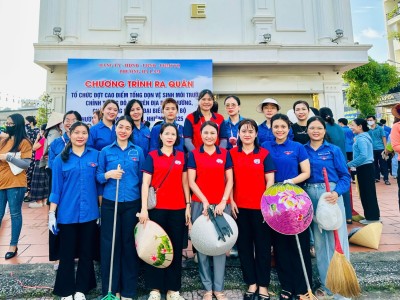 Ban giám hiệu cùng các đ/c trong chi đoàn Giáo viên tham gia hưởng ứng Chương trình phát động vệ sinh môi trường