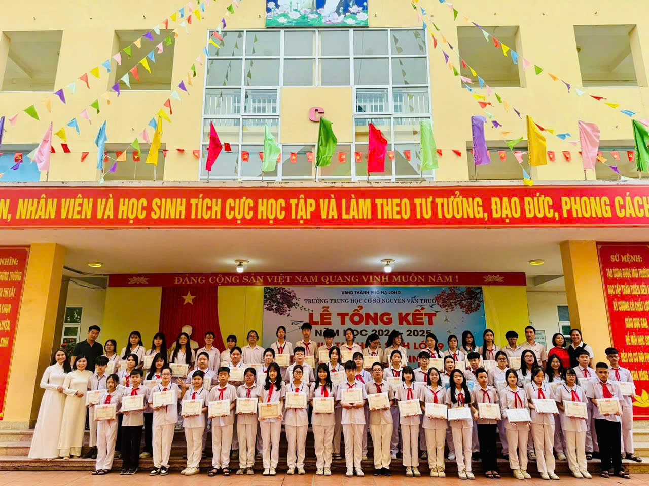 Ảnh trao thưởng cho học sinh đạt thành tích trong năm học 2024-2025